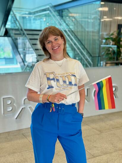 Bilde av en kvinne med pride-flagg