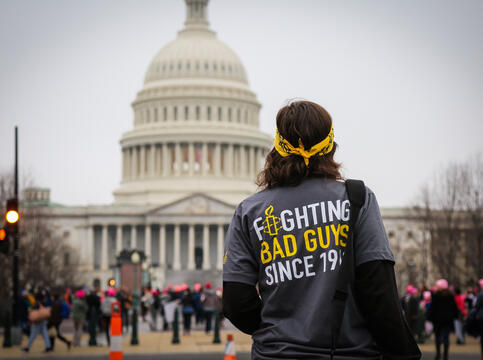 En person står foran Capitol i Washington, USA. 