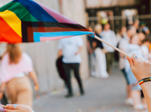 Hender som holder pride-flagg
